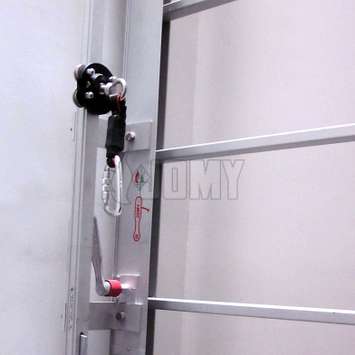 JOMY escalera retráctil plegable - Con una línea de vida fija opcional para un acceso seguro y trabajos en altura El uso del sistema de detención de caídas de la línea de vida elimina la necesidad de una jaula de seguridad y es incluso cada vez más preferido que el uso de la jaula ya mencionada.